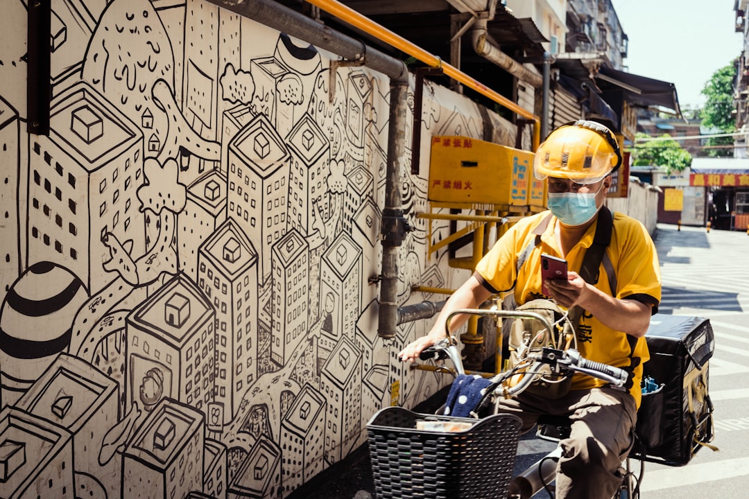 rutas de arte urbano en Granada imagen 1